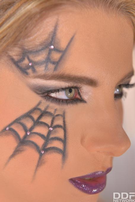 53371001.jpg image hosted at ImgTaxi.com