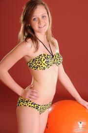 krystal-140-031.jpg image hosted at ImgTaxi.com
