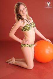 krystal-140-032.jpg image hosted at ImgTaxi.com