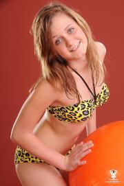 krystal-140-036.jpg image hosted at ImgTaxi.com